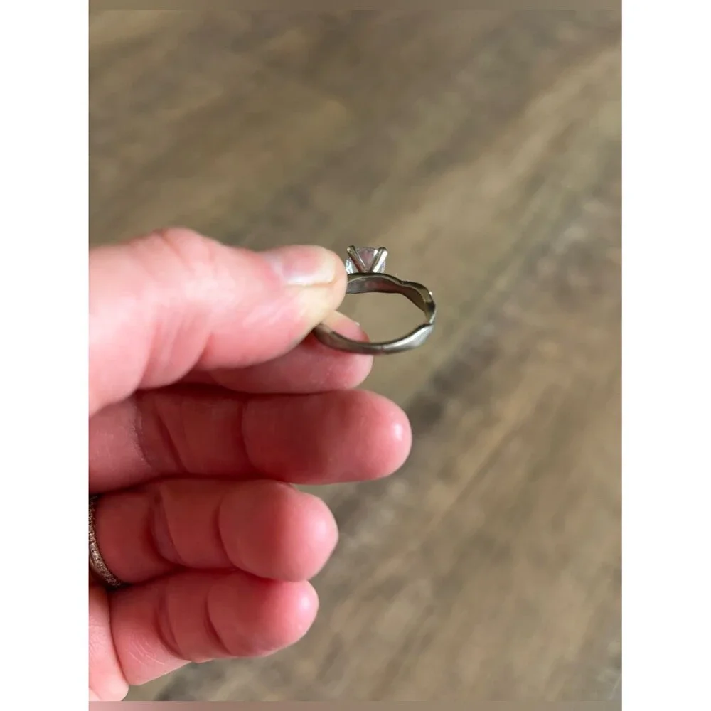 Fashion jewelry women’s size 10 metal and rhinestone twist solitaire ring